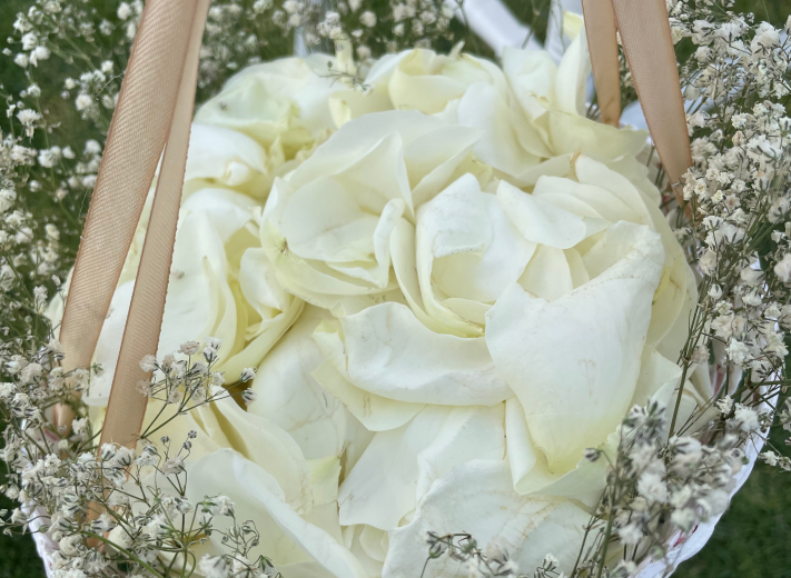 Salón con mesas redondas