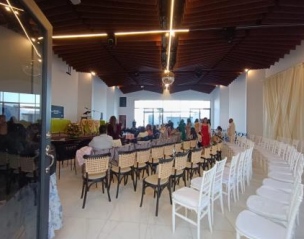 Evento corporativo con área de descanso