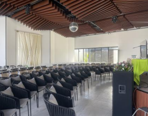 Evento corporativo nocturno