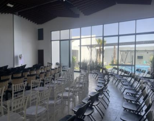 Evento corporativo con decoración