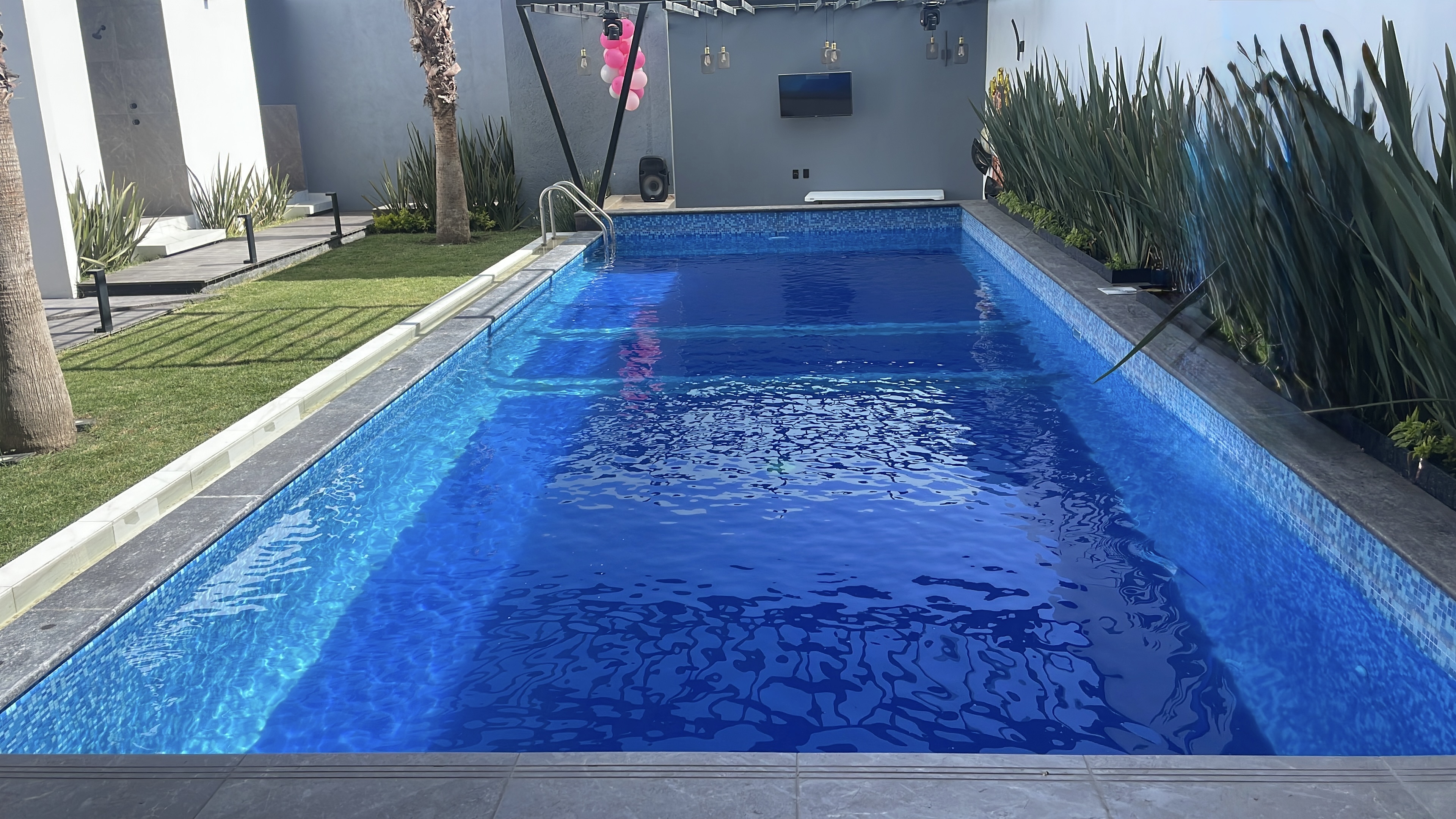 Jardín nocturno iluminado