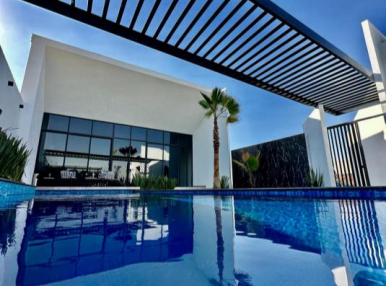 Pool party con iluminación